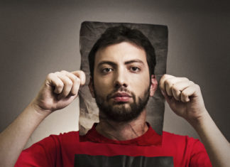 İster İstemez DJ’leri Eleştiriyor ve Kendi İçimde Yorumlar Yapıyordum!